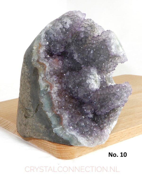 Amethist geode aangeslepen