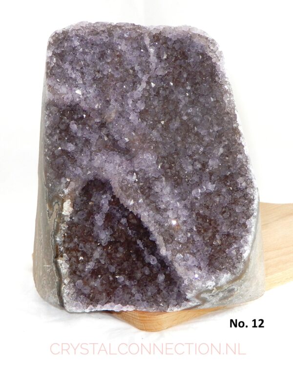 Amethist geode aangeslepen