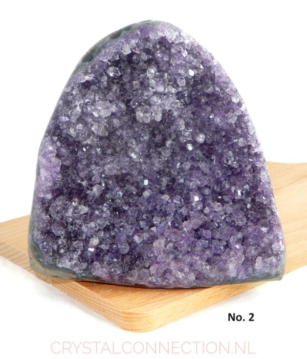 Amethist geode aangeslepen