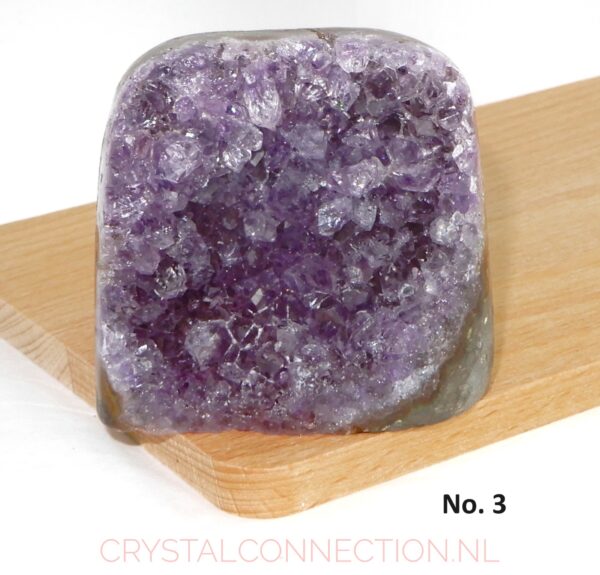 Amethist geode aangeslepen