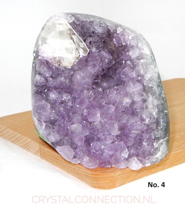 Amethist geode aangeslepen