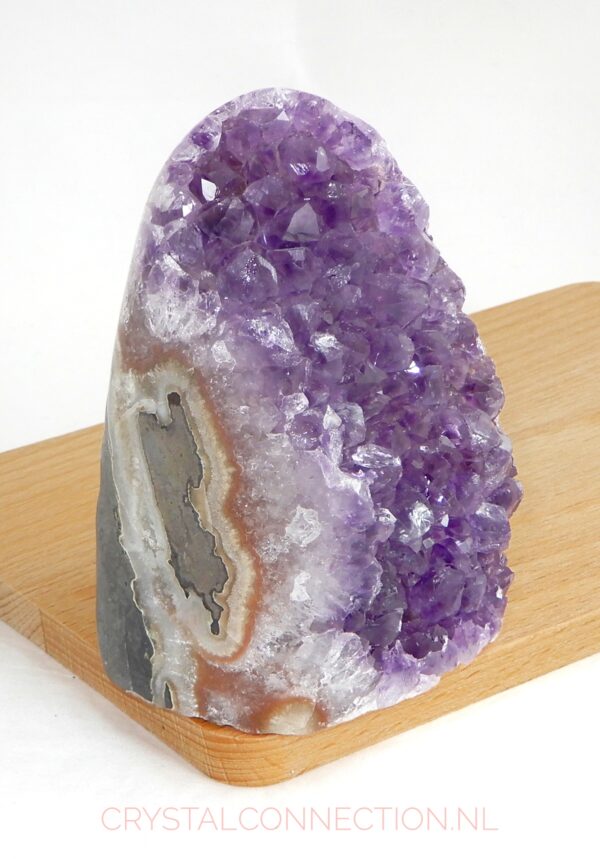 Amethist geode aangeslepen