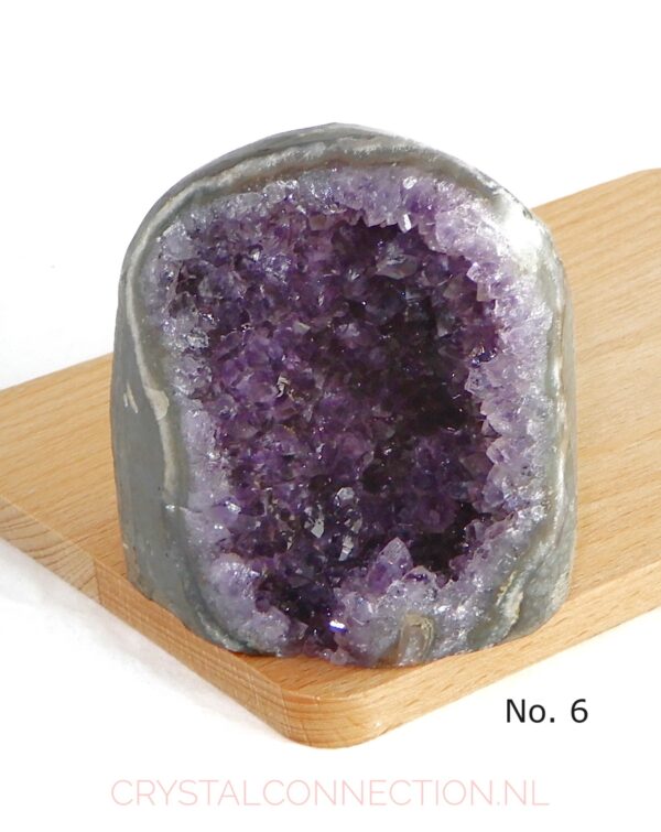 Amethist geode aangeslepen