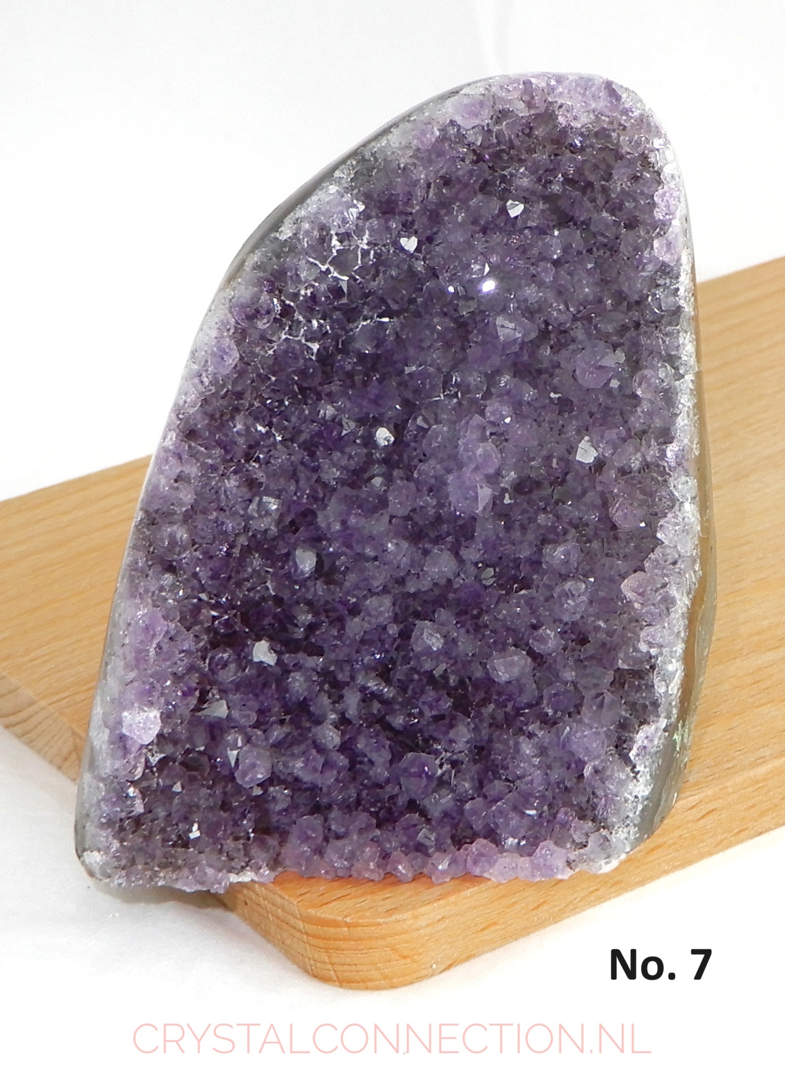 Amethist geode aangeslepen