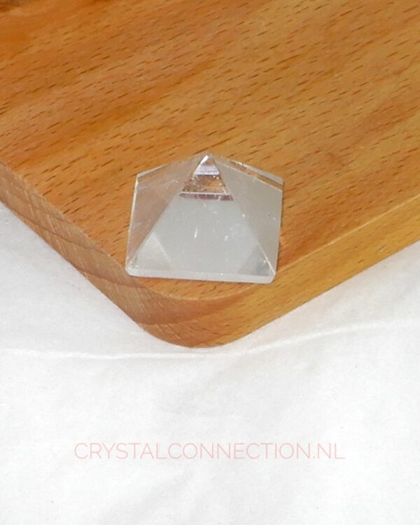bergkristal-piramide-19x1.3cm Maansteen kussensteen