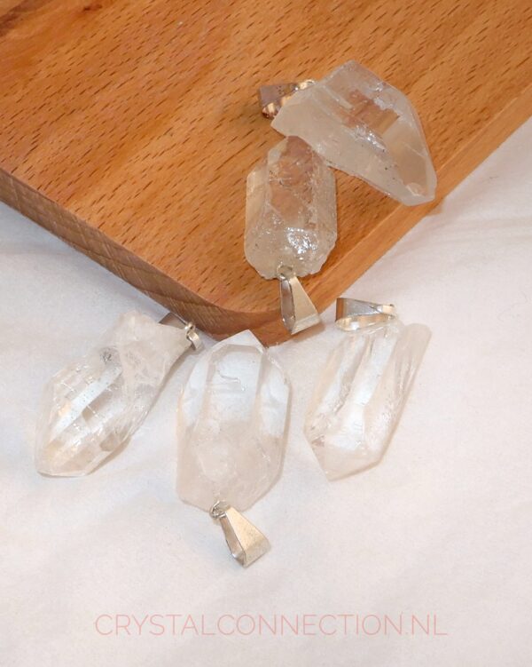 bergkristal-punt-hanger-verzilverd-oogje Bergkristal hanger