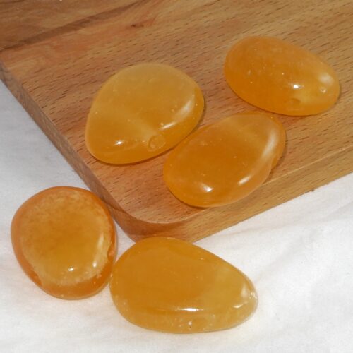 calsiet-oranje-doorboorde-hanger Calciet doorboorde hanger