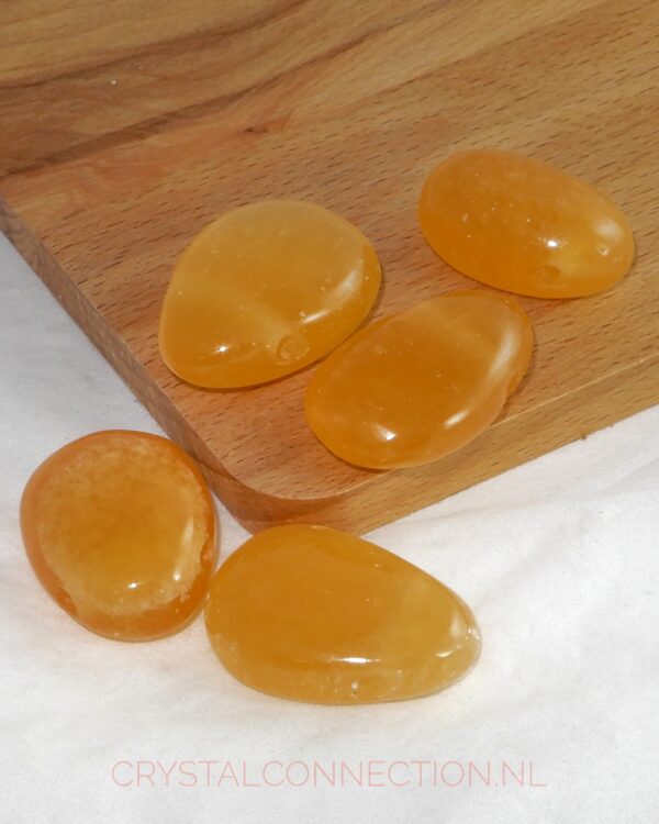 calsiet-oranje-doorboorde-hanger Calciet doorboorde hanger