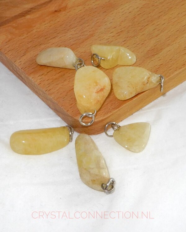 danburiet-hanger-getrommeld-geel Cinnaber hanger