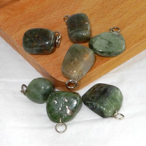 diopsiet-hanger-getrommeld Diopsiet hanger