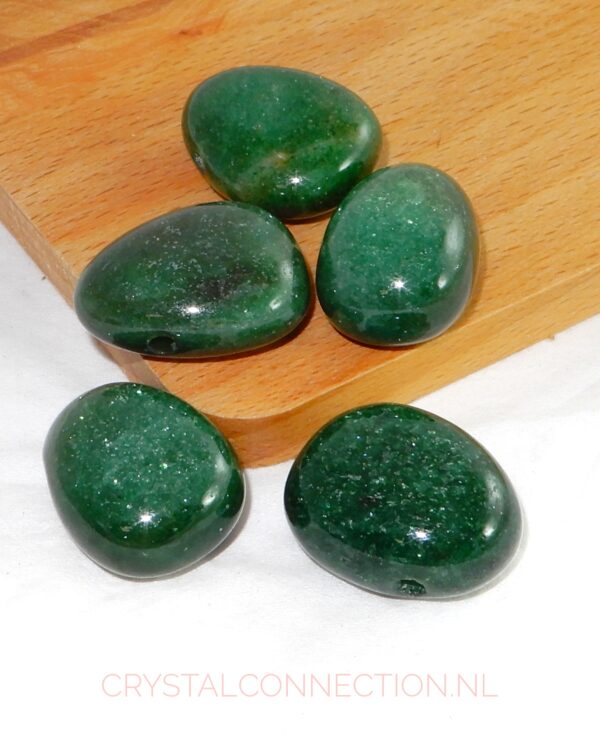 fuchsiet-doorboorde-hanger Fuchsiet doorboorde hanger