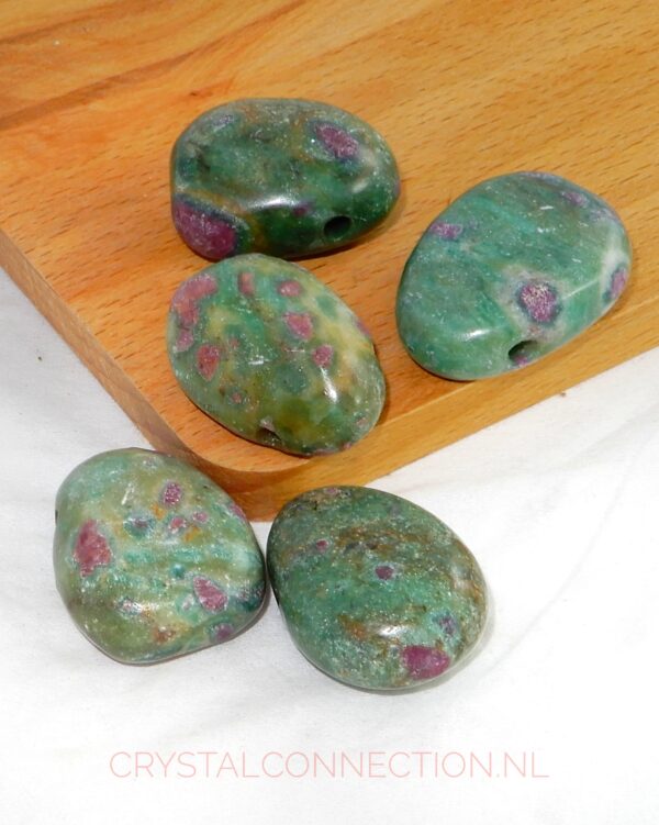 funchsiet-robijn-doorboorde-hanger Robijn in fuchsiet doorboorde hanger