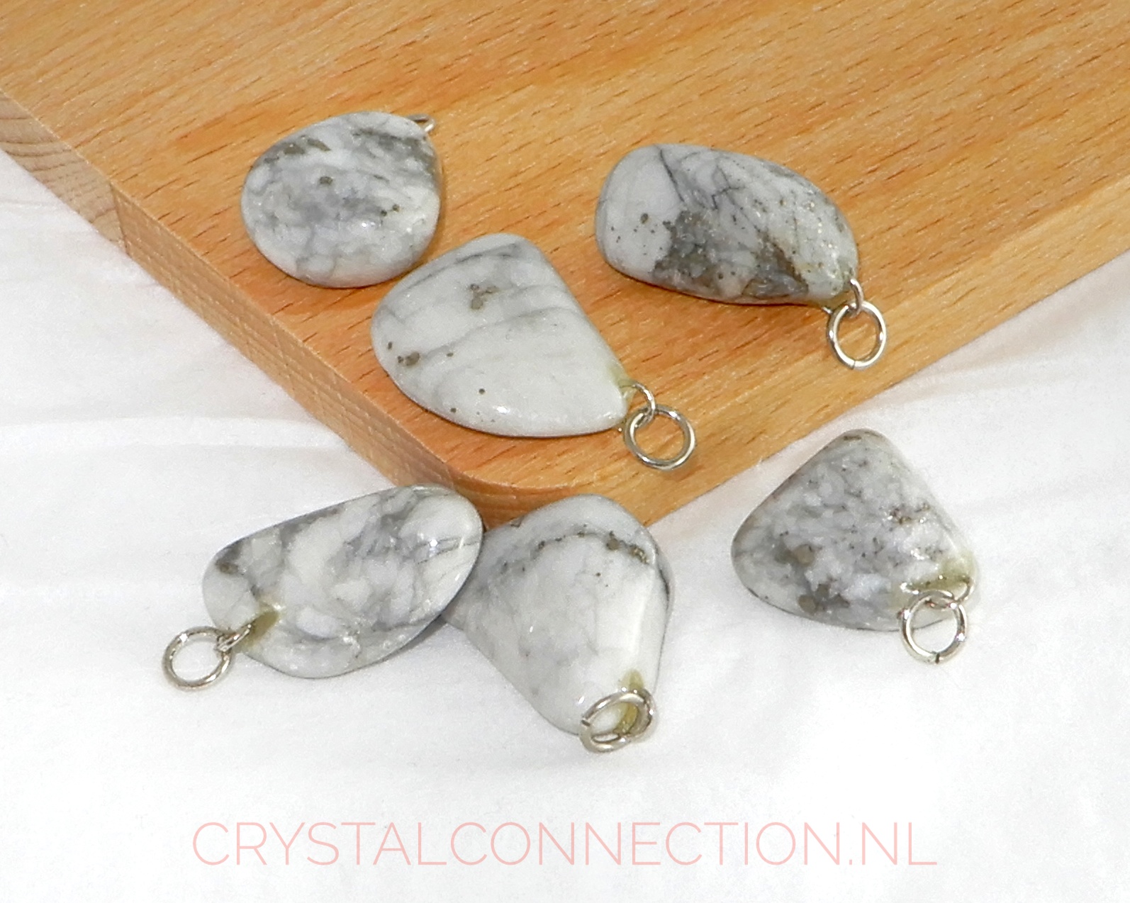 Howliet met pyriet hanger