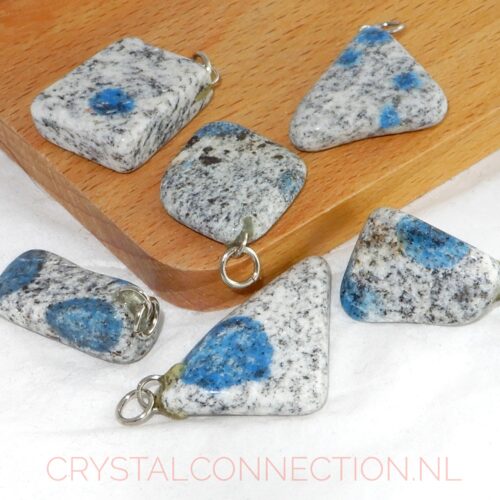 k2-hanger-1 K2-Azuriet in graniet hanger