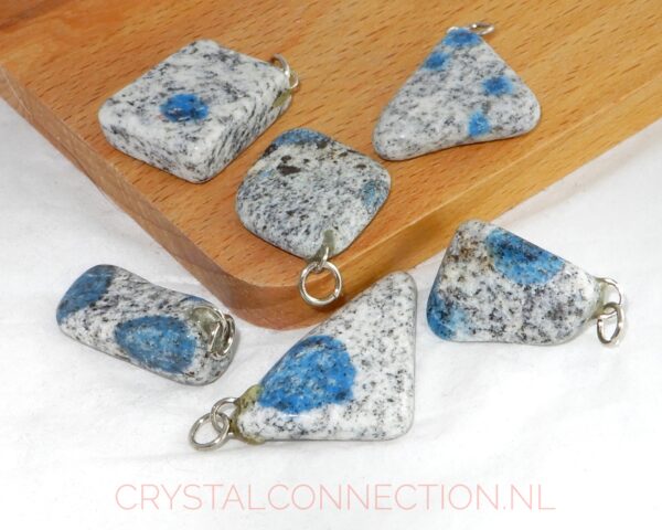 k2-hanger-1 K2-Azuriet in graniet hanger