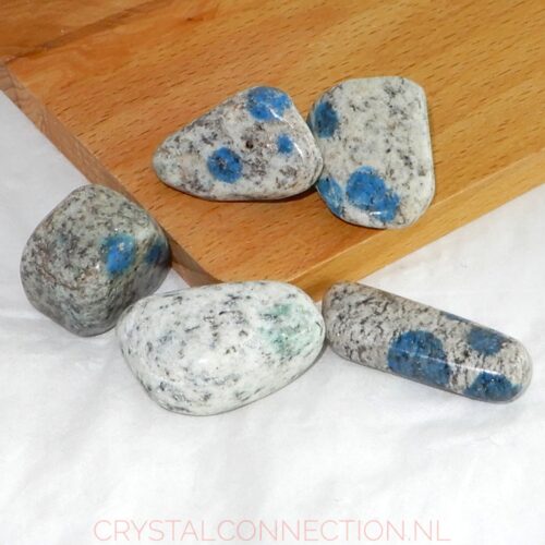 k2-trommelsteen-5-15g K2 Azuriet in graniet trommelsteen
