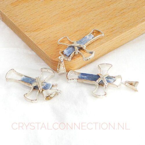 kruis-hanger-kyaniet-verzilverd Kruis hanger verzilverd