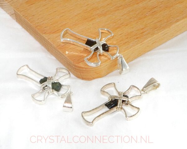 kruis-hanger-zwarte-toermlaijn-verzilverd Kruis hanger verzilverd