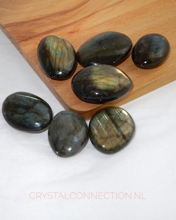 labradoriet-amulet-middel Labradoriet goud trommelsteen