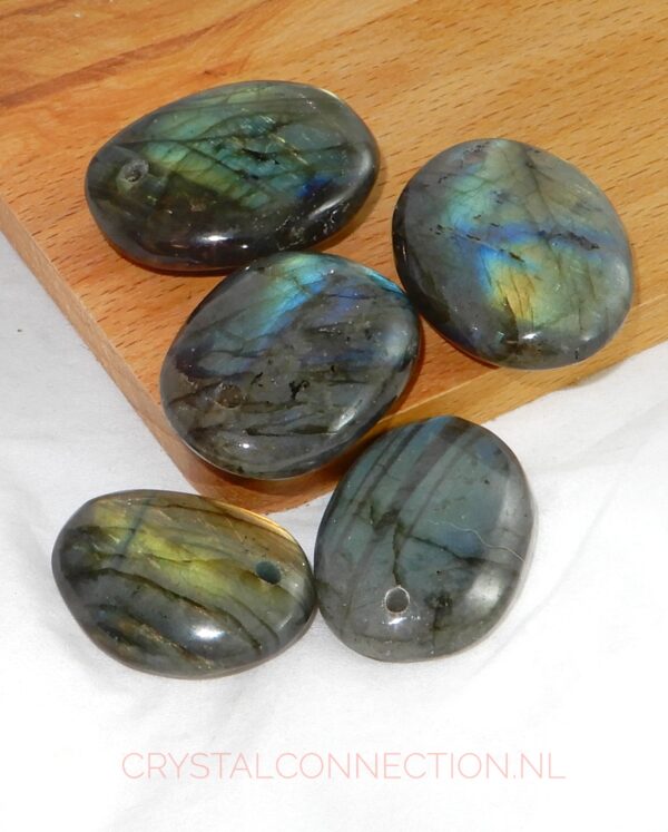 labradoriet-plat-doorboorde-hanger Labradoriet doorboorde hanger