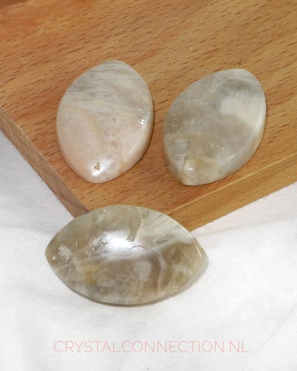 maansteen-geslepen-eclips-doorboorde-hanger Maansteen doorboorde hanger