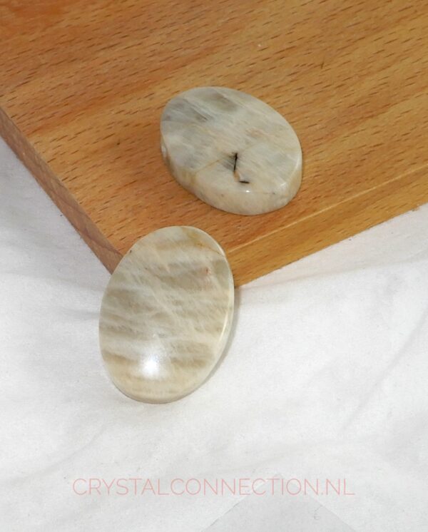 maansteen-geslepen-ovaal-doorboorde-hanger Maansteen doorboorde hanger