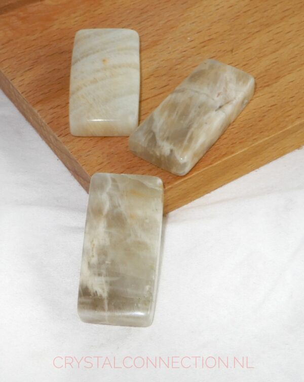 maansteen-geslepen-rechthoekig-doorboorde-hanger Maansteen doorboorde hanger