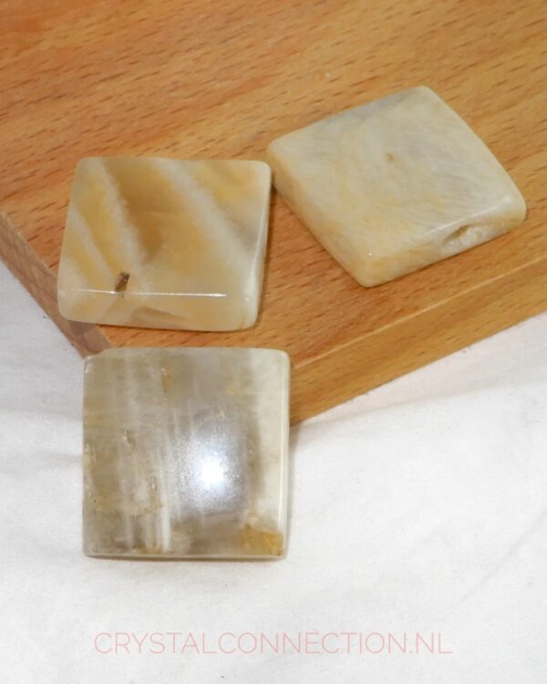 maanteen-geslepen-vierkant-doorboorde-hanger Maansteen doorboorde hanger