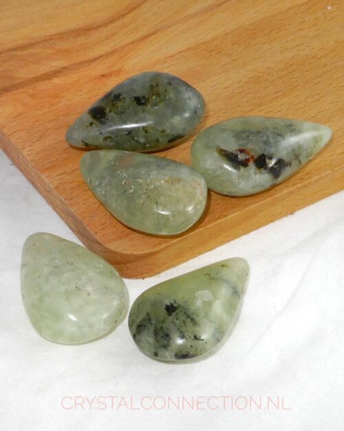 Prehniet doorboorde hanger