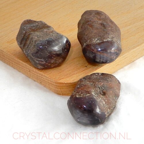 robijn-aangeslepen-35-45g-massage Robijn ruw aangeslepen massagesteen