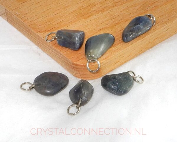 saffier-hanger-getrommeld Saffier hanger