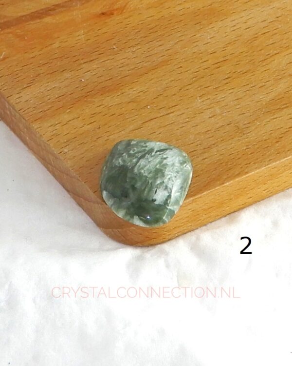 Serafiniet cabochon geslepen