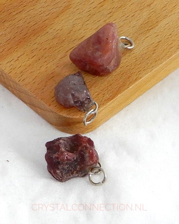 spinel-hanger-ruw-groot Spinel hanger