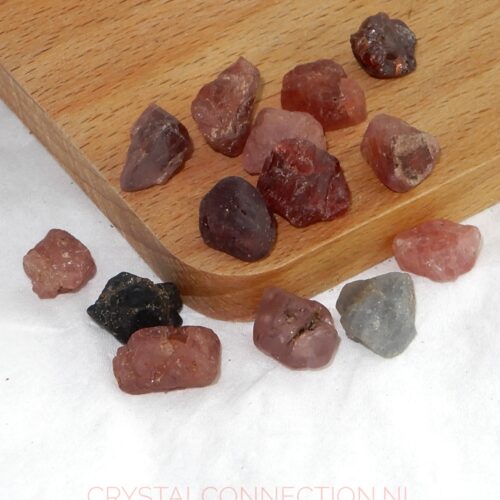 spinel-ruw-brokjes Spinel ruw