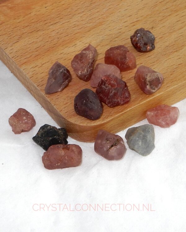 spinel-ruw-brokjes Spinel ruw