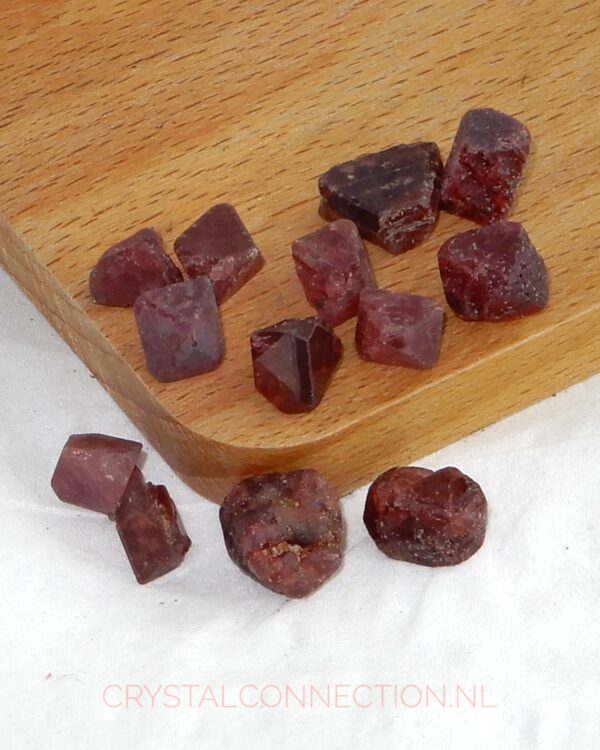 spinel-ruw-kristal Spinel ruw