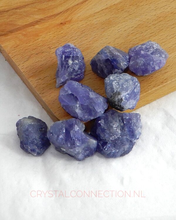tanzaniet-blauw-verwarmd-middel Tanzaniet ruw