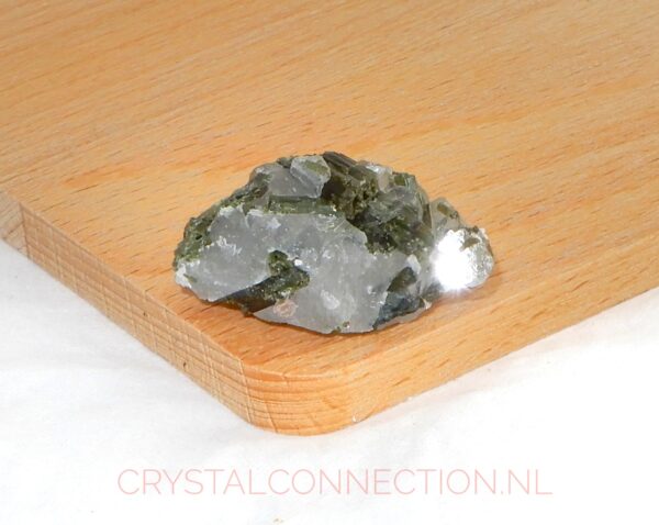 toermalijn-groen-in-kwarts-uniek-no1 Toermalijn groen met kwarts uniek