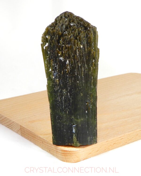 toermalijn-groen-ruw-uniek-no1 Toermalijn groen uniek staand exemplaar