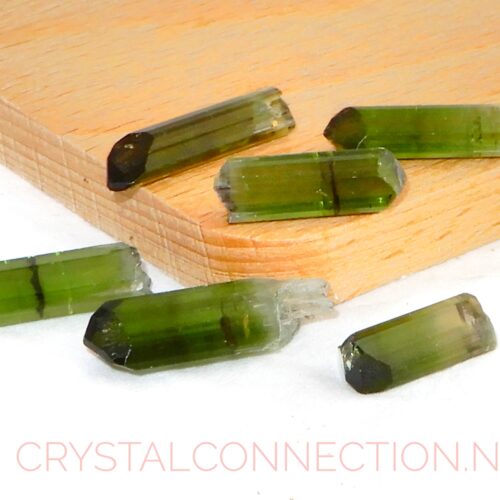 toermalijn-groen-staafjes-natuurlijke-punt Toermalijn groen staafje helder