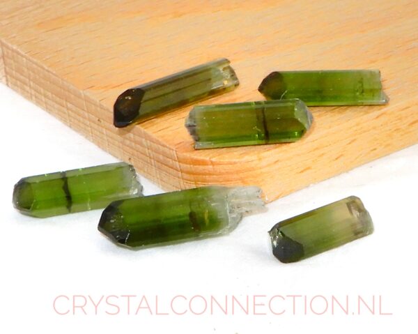 toermalijn-groen-staafjes-natuurlijke-punt Toermalijn groen staafje helder