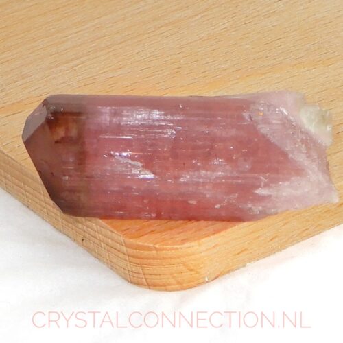 toermalijn-roze-rood-uniek-liggend-no1 Toermalijn roze uniek exemplaar