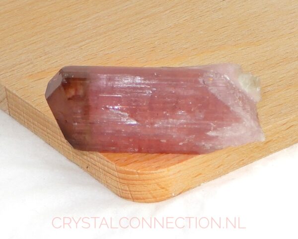 toermalijn-roze-rood-uniek-liggend-no1 Toermalijn roze uniek exemplaar
