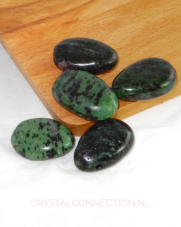 zoisiet-robijn-doorboorde-hanger-klein-1 Zoïsiet-robijn doorboorde hanger