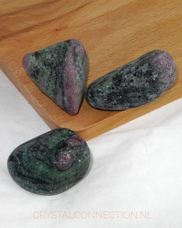 zoisiet-robijn-trommelsteen-groot Zoïsiet-robijn schijfsteen