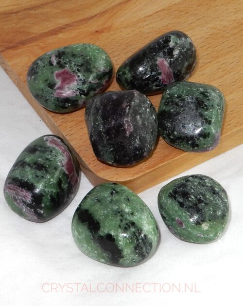 Zoïsiet-robijn trommelsteen